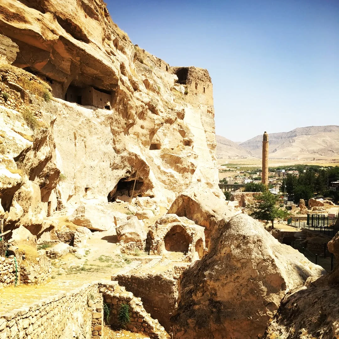 Hasankeyf Kalesi'nin sarp kayalardaki tarihi yapıları ve doğal manzarası