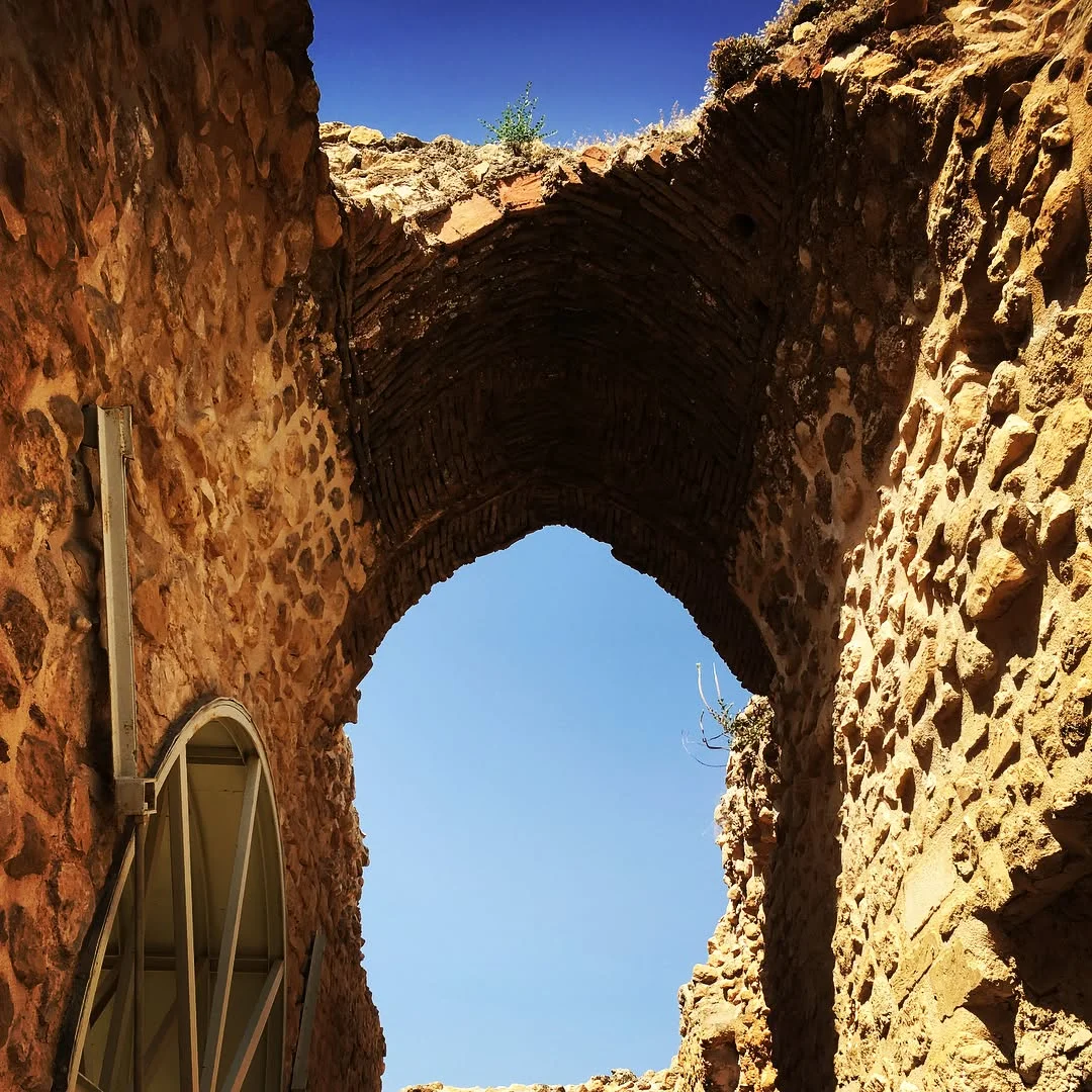 Hasankeyf Kalesi'nde taş kemerli yapının iç kısmı ve mavi gökyüzü