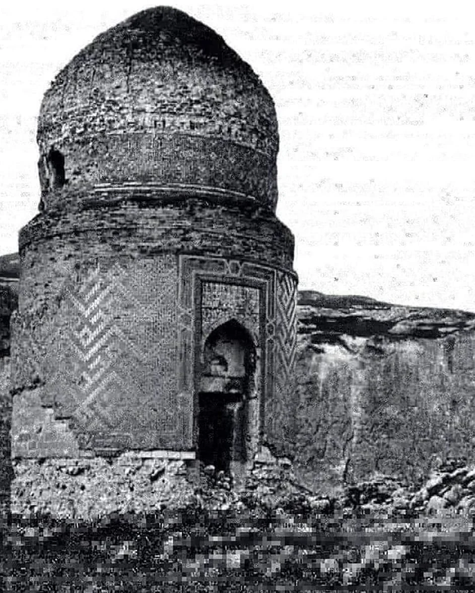 Yuvarlak çatılı tarihi Zeynel Bey Kümbeti, geometrik desenlerle süslü taş duvarlara sahip.