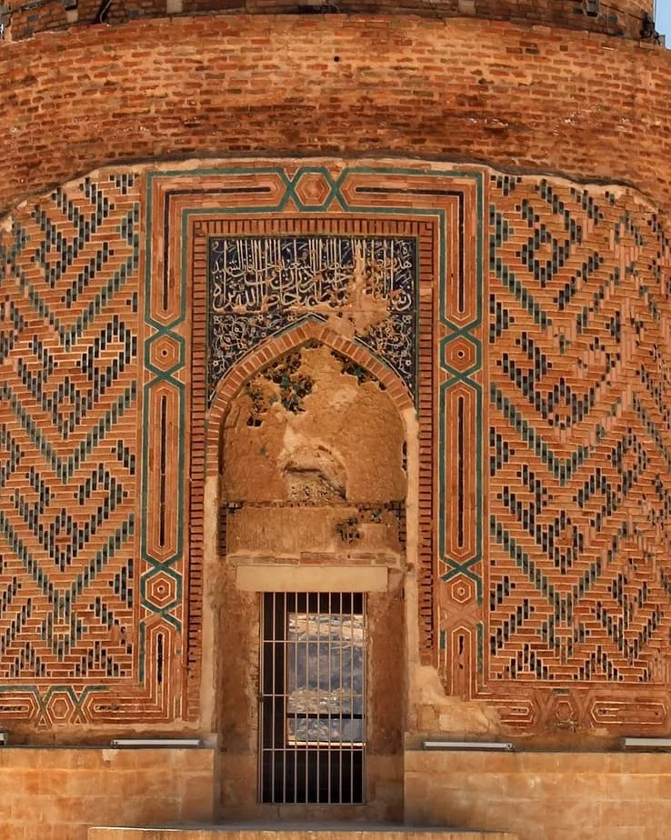 Zeynel Bey Kümbeti'nin tuğla ve mozaik detaylarını gösteren fotoğraf.