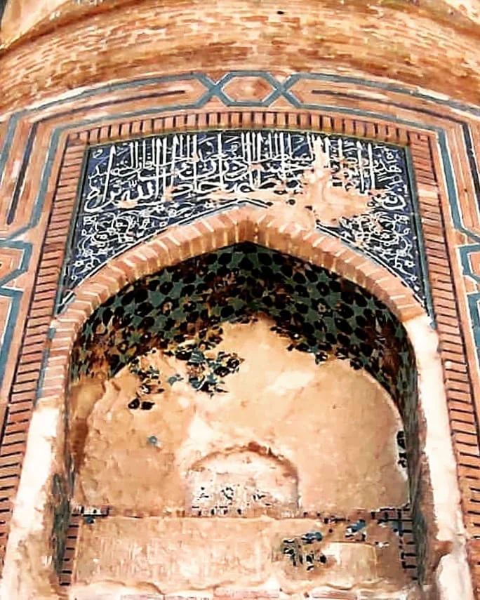 Tarihi yapının iç kısmında Arapça yazılı niş ve çiçek motifleriyle süslenmiş fayanslar.