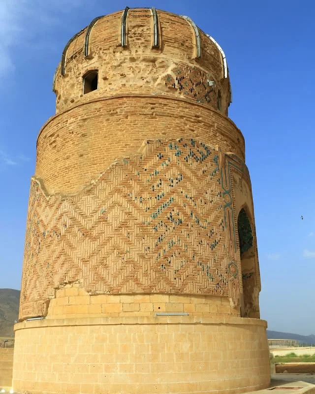 Zeynel Bey Kümbeti'nin yuvarlak kubbesi ve mozaik detaylarıyla tarihi yapısı
